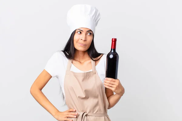 Mooie Spaanse Chef Kok Vrouw Shrugging Zich Verward Onzeker Voelen — Stockfoto
