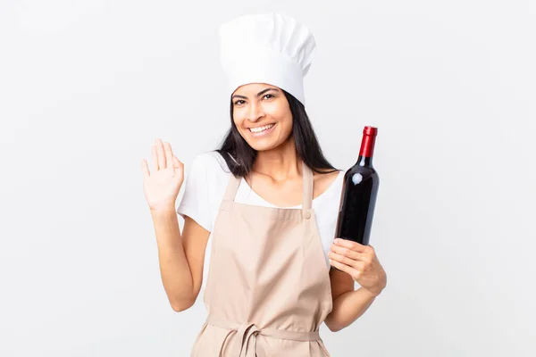 Mooie Spaanse Chef Kok Vrouw Glimlachend Gelukkig Zwaaiende Hand Verwelkomen — Stockfoto