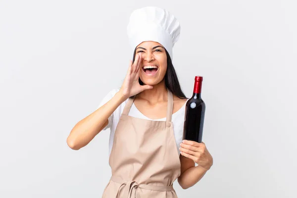 Mooie Spaanse Chef Kok Vrouw Voelt Zich Gelukkig Het Geven — Stockfoto