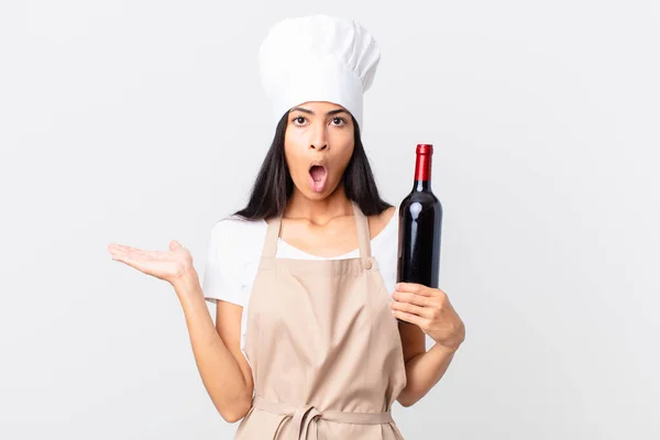 Mooie Spaanse Chef Kok Vrouw Kijken Verrast Geschokt Met Kaak — Stockfoto