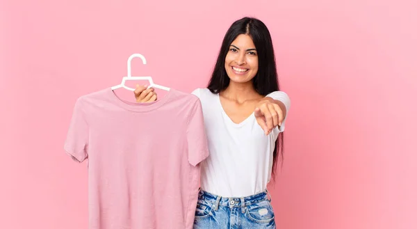 Hispanische Hübsche Frau Die Auf Die Kamera Zeigt Dich Auswählt — Stockfoto