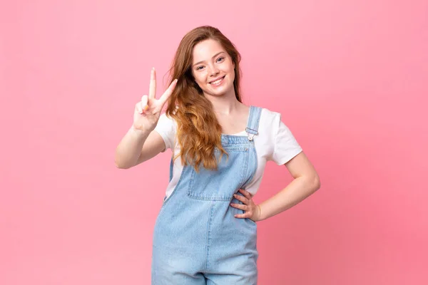 Rood Hoofd Mooi Vrouw Glimlachen Kijken Gelukkig Gebaren Overwinning Vrede — Stockfoto