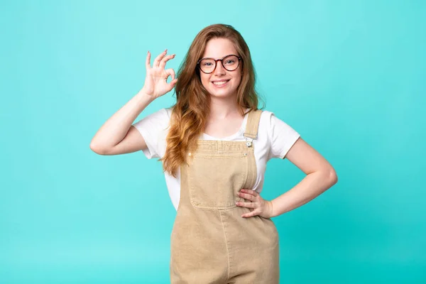 Mooie Rode Hoofd Vrouw Zich Gelukkig Voelen Tonen Goedkeuring Met — Stockfoto