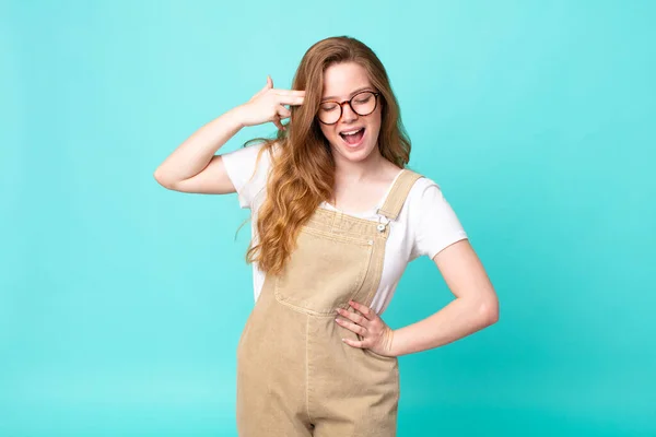 Mooie Rode Hoofd Vrouw Kijkt Ongelukkig Gestresst Zelfmoord Gebaar Maken — Stockfoto