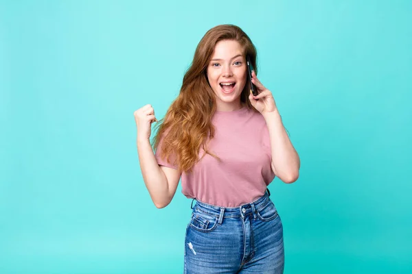 Cabeça Vermelha Mulher Bonita Sentindo Chocado Rindo Celebrando Sucesso Usando — Fotografia de Stock