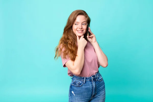 Cabeça Vermelha Mulher Bonita Sorrindo Com Uma Expressão Feliz Confiante — Fotografia de Stock