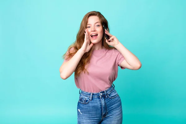 Cabeça Vermelha Mulher Bonita Sentindo Feliz Dando Grande Grito Com — Fotografia de Stock