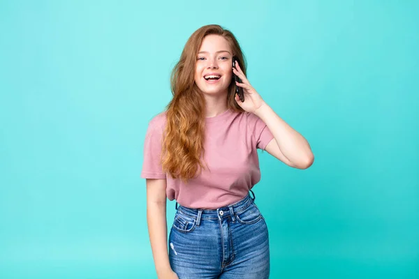 Cabeça Vermelha Mulher Bonita Olhando Feliz Agradavelmente Surpreendido Usando Smartphone — Fotografia de Stock