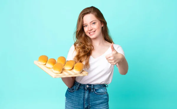 Rood Hoofd Mooi Vrouw Gevoel Trots Positief Glimlachen Met Duimen — Stockfoto