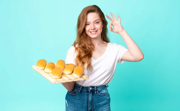 Rood Hoofd Mooi Vrouw Gevoel Gelukkig Tonen Goedkeuring Met Oke — Stockfoto