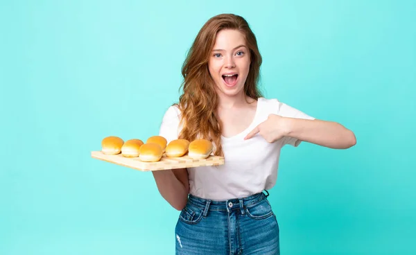 Rood Hoofd Mooi Vrouw Gevoel Gelukkig Wijzend Naar Zichzelf Met — Stockfoto