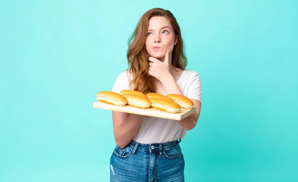 Rood Hoofd Mooi Vrouw Denken Gevoel Twijfelachtig Verward Het Houden — Stockfoto