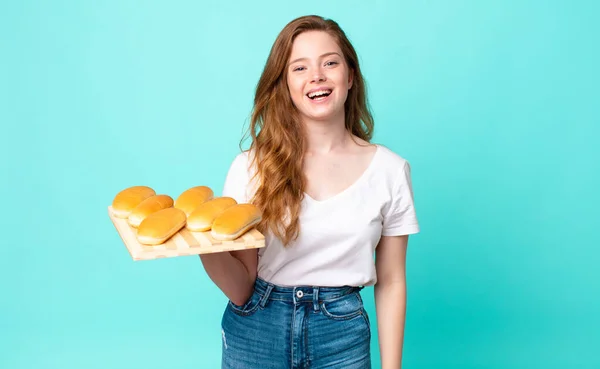 Rojo Cabeza Bonita Mujer Buscando Feliz Gratamente Sorprendido Sosteniendo Pan — Foto de Stock