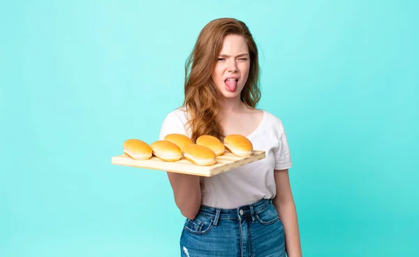 Rood Hoofd Mooi Vrouw Gevoel Walgelijk Geïrriteerd Tong Uit Het — Stockfoto