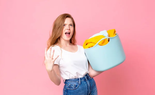 Cabeça Vermelha Mulher Bonita Olhando Desesperado Frustrado Estressado Segurando Uma — Fotografia de Stock