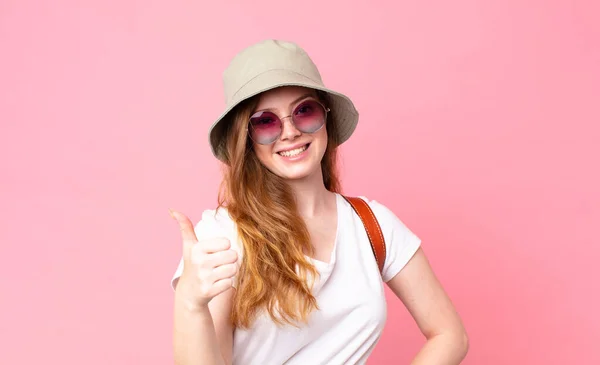 Testa Rossa Bella Donna Turista Sentirsi Orgogliosi Sorridendo Positivamente Con — Foto Stock