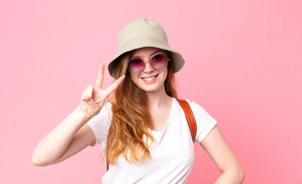 Rojo Cabeza Bonita Mujer Turista Sonriendo Mirando Feliz Gesto Victoria —  Fotos de Stock