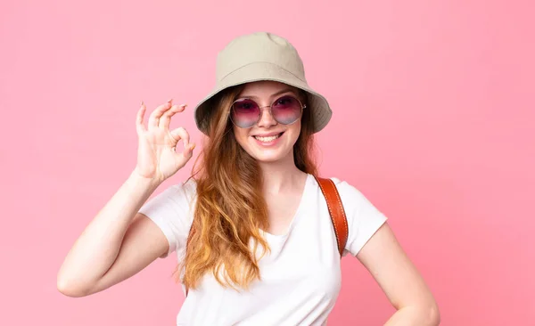 Testa Rossa Bella Donna Turista Sensazione Felice Mostrando Approvazione Con — Foto Stock