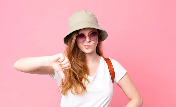 Cabeça Vermelha Mulher Bonita Turista Sentindo Cruz Mostrando Polegares Para — Fotografia de Stock