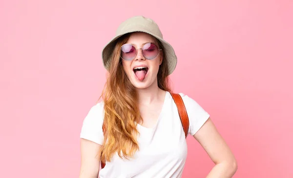 Red Head Pretty Woman Tourist Cheerful Rebellious Attitude Joking Sticking — Stock Photo, Image