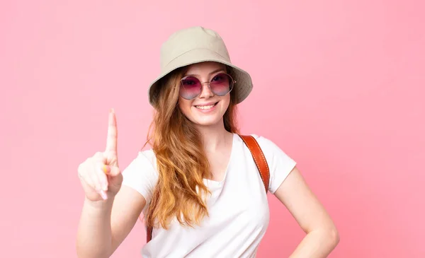 Cabeça Vermelha Bonita Mulher Turista Sorrindo Orgulhosamente Confiantemente Fazendo Número — Fotografia de Stock