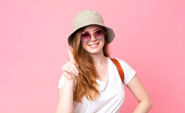 Cabeça Vermelha Bonita Mulher Turista Sorrindo Olhando Amigável Mostrando Número — Fotografia de Stock