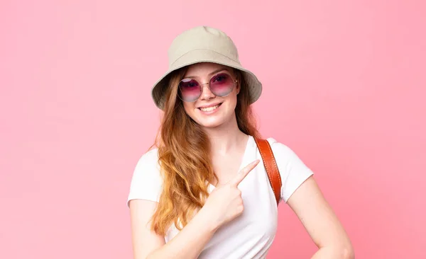 Rött Huvud Vacker Kvinna Turist Ler Glatt Känner Sig Lycklig — Stockfoto