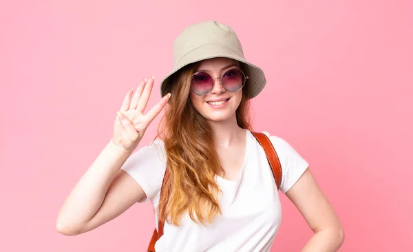 Tête Rouge Jolie Femme Touriste Souriant Regardant Amical Montrant Numéro — Photo