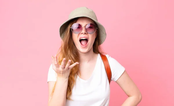 Rood Hoofd Mooi Vrouw Toerist Zoek Boos Geïrriteerd Gefrustreerd — Stockfoto