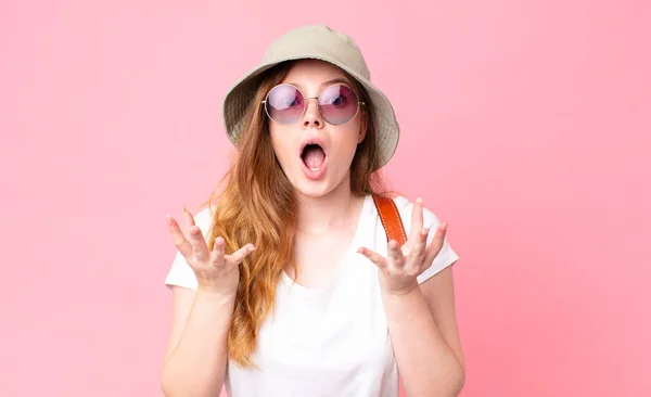 Rossa Testa Bella Donna Turista Stupito Scioccato Stupito Con Una — Foto Stock