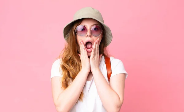 Red Head Pretty Woman Tourist Feeling Shocked Scared — Stock Photo, Image