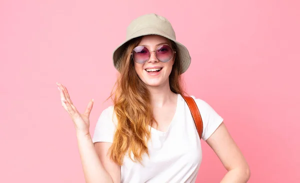 Red Head Pretty Woman Tourist Feeling Happy Surprised Realizing Solution — Stock Photo, Image