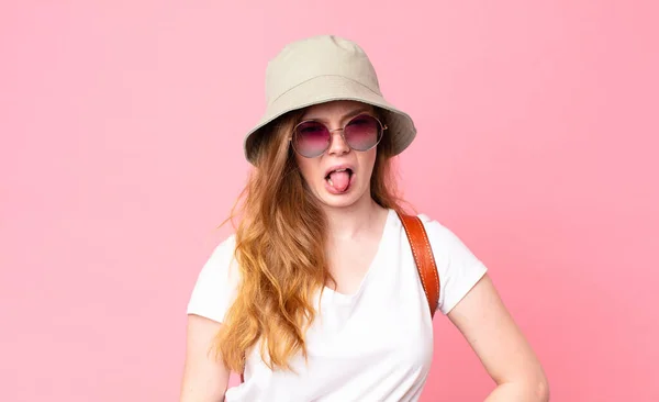 Rojo Cabeza Bonita Mujer Turista Sentirse Disgustado Irritado Lengua Fuera — Foto de Stock