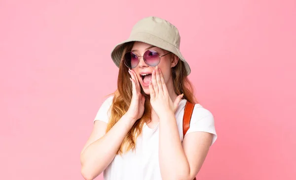 Cabeça Vermelha Mulher Bonita Turista Sentindo Feliz Animado Surpreso — Fotografia de Stock