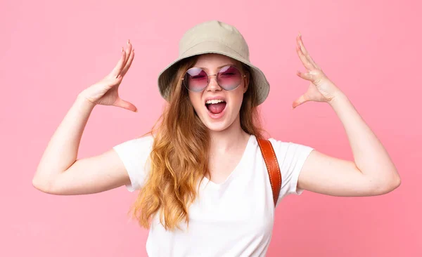 Rossa Testa Bella Donna Turista Urla Con Mani Alto Aria — Foto Stock