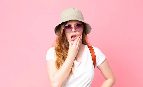Red Head Pretty Woman Tourist Mouth Eyes Wide Open Hand — Stock Photo, Image