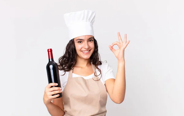 Mujer Cocinera Bonita Hispana Sintiéndose Feliz Mostrando Aprobación Con Gesto — Foto de Stock