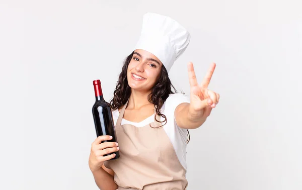 Hispânico Bonita Chef Mulher Sorrindo Olhando Feliz Gesticulando Vitória Paz — Fotografia de Stock