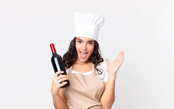 Hispanic Mooie Chef Kok Vrouw Zich Gelukkig Verbaasd Iets Ongelooflijks — Stockfoto