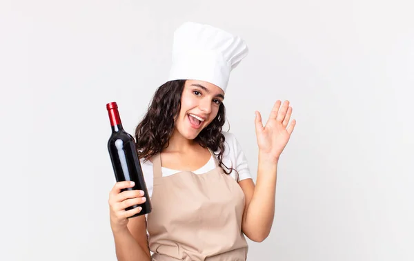 Hispanic Mooie Chef Kok Vrouw Glimlachend Gelukkig Zwaaiende Hand Verwelkomen — Stockfoto