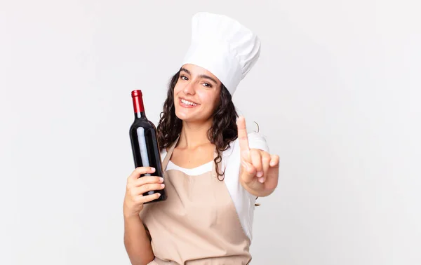 Hispânico Bonita Chef Mulher Sorrindo Orgulhosamente Confiantemente Fazendo Número Segurando — Fotografia de Stock