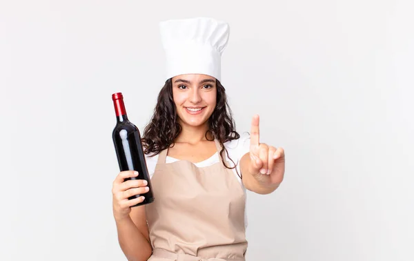 Hispanic Mooie Chef Kok Vrouw Glimlachend Zoek Vriendelijk Tonen Nummer — Stockfoto
