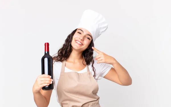 Spaanse Mooie Chef Kok Vrouw Glimlachend Vol Vertrouwen Wijzen Naar — Stockfoto