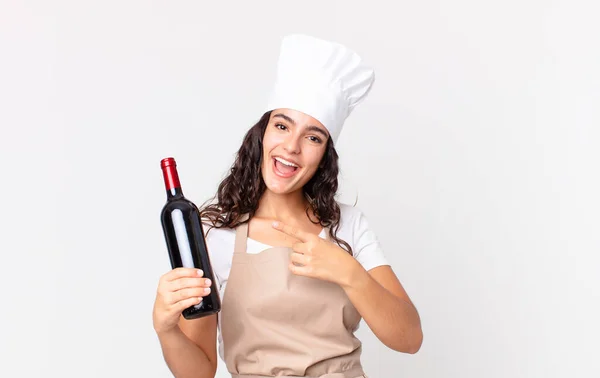 Hispanic Mooie Chef Kok Vrouw Kijken Opgewonden Verrast Wijzend Naar — Stockfoto