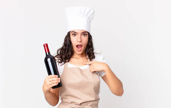 Hispanic Mooie Chef Kok Vrouw Kijken Geschokt Verrast Met Mond — Stockfoto