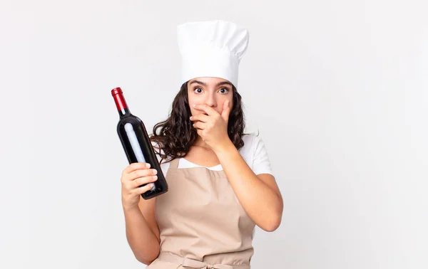 Spaanse Mooie Chef Kok Vrouw Bedekken Mond Met Handen Met — Stockfoto