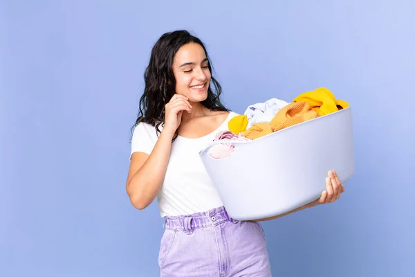 Hispânico Bonita Mulher Sorrindo Feliz Sonhando Acordado Duvidar Segurando Uma — Fotografia de Stock