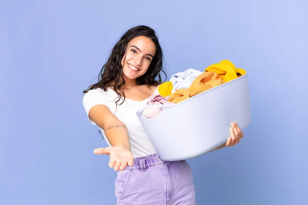 Ispanica Bella Donna Sorridente Felicemente Con Amichevole Offrendo Mostrando Concetto — Foto Stock