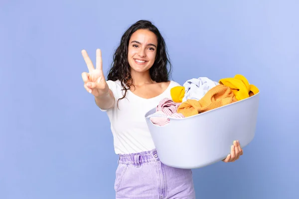 Wanita Cantik Hispanik Tersenyum Dan Tampak Ramah Menunjukkan Nomor Dua — Stok Foto