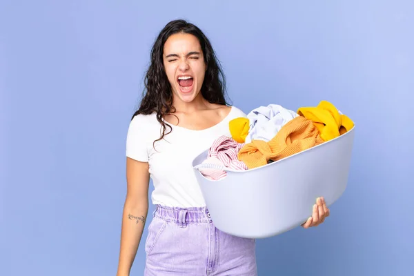 Hispânico Bonita Mulher Gritando Agressivamente Olhando Muito Irritado Segurando Uma — Fotografia de Stock